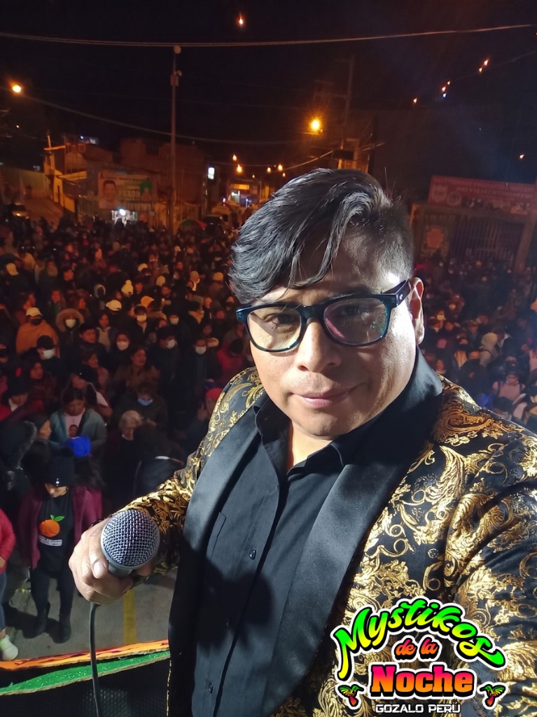 Mystikos de la Noche — Cantante con el público