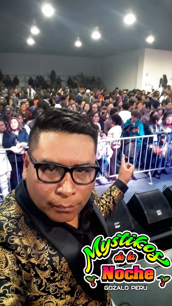 Mystikos de la Noche — Show nocturno en vivo